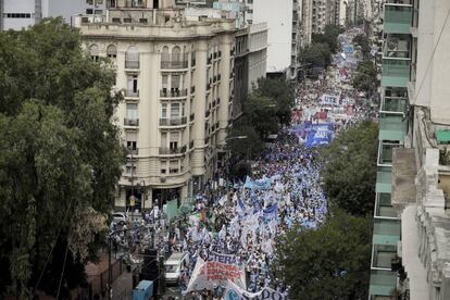 Los gremios docentes marcharon desde el Congreso Nacional hasta el ministerio de Educación, en Buenos Aires.
