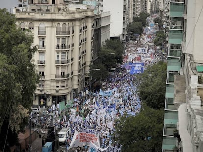 Los gremios docentes marcharon desde el Congreso Nacional hasta el ministerio de Educaci&oacute;n, en Buenos Aires.