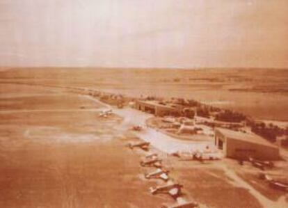 Fotografía facilitada por AENA de una vista aérea de la plataforma del aeropuerto de Barajas, en el año 1933, con el nuevo Edificio Terminal, al fondo. Ocho décadas después de que un trimotor Fokker VII/3M de la compañía LAPE tomara tierra en Barajas el 15 de mayo de 1933, el aeropuerto madrileño ha alcanzado su ochenta cumpleaños.