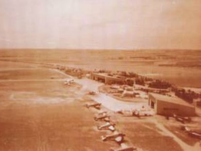 Fotografía facilitada por AENA de una vista aérea de la plataforma del aeropuerto de Barajas, en el año 1933, con el nuevo Edificio Terminal, al fondo. Ocho décadas después de que un trimotor Fokker VII/3M de la compañía LAPE tomara tierra en Barajas el 15 de mayo de 1933, el aeropuerto madrileño ha alcanzado su ochenta cumpleaños.