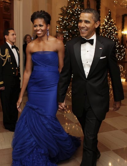 Michelle Obama apostó de nuevo por el chifón en 2011. Esta vez, en color azul Klein y firmado por la diseñadora estadounidense Vera Wang.