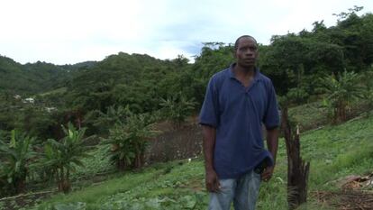 Earnest Mitchell en su granja en Granada.