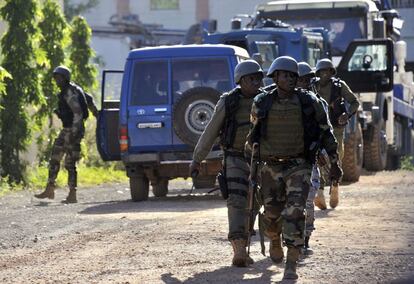 Tropas do exército de Mali perto do Hotel Radisson em Bamako.