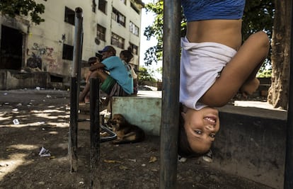 Uma das moradoras da favela brinca fora do edifício abandonado do IBGE. Favela da Mangueira, Rio de Janeiro, Brasil. Cerca de 66% dos habitantes da favela não a abandonariam e 62% têm orgulho de morar ali.