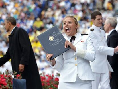 Una cadete celebra su graduaci&oacute;n mientras el presidente Barack Obama felicita a otros nuevos miembros del Ej&eacute;rcito en la Academia Naval de Annapolis (maryland). 