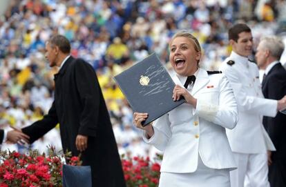 Una cadete celebra su graduaci&oacute;n mientras el presidente Barack Obama felicita a otros nuevos miembros del Ej&eacute;rcito en la Academia Naval de Annapolis (maryland). 