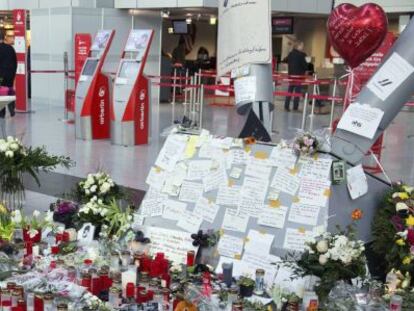 Velas, flores y mensajes de apoyo en un altar improvisado en el aeropuerto de D&uuml;sseldorf (Alemania).