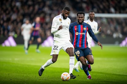 Antonio Rudiger controla el balón en presencia deFranck Kessie