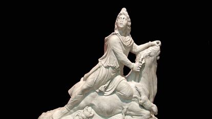 Estatua del dios Mithra hallada en Cabra en 1952.