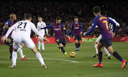 Leo Messi logra el gol del empate para el Barcelona.