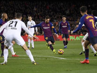 Leo Messi logra el gol del empate para el Barcelona.