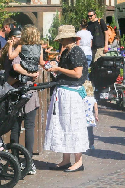 La actriz Drew Barrymore optó por la comodidad de la riñonera durante su última visita familiar a Disneyland.