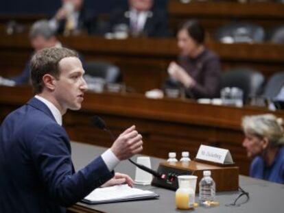 El fundador de Facebook finaliza dos días de largas comparecencias en las que ha pedido perdón, pero ha rechazado que la compañía abuse de los datos de los usuarios