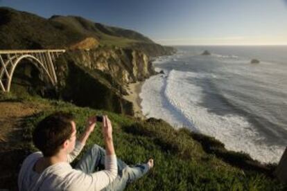 Un turista fotografiando el Pacífico desde el Bixby Bridge, en la costa del Big Sur (California).