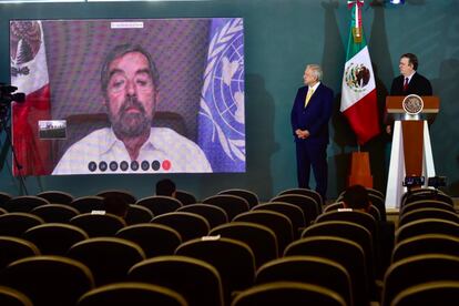 López Obrador en una conferencia con el canciller Ebrard y el embajador Juan Ramón de la Fuente.