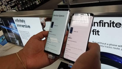 Un consumidor compara un Galaxy S8 normal, a la izquierda, con otro con tintes rojos en la pantalla.