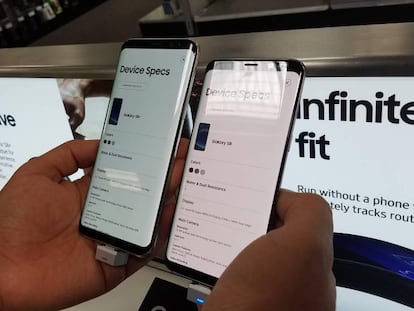 Un consumidor compara un Galaxy S8 normal, a la izquierda, con otro con tintes rojos en la pantalla.