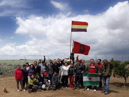 Jornaleros del SAT, durante la primera ocupación de la finca Somontes de Córdoba. Diego Cañamero, en el centro del grupo.