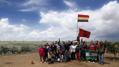 Jornaleros del SAT, durante la primera ocupación de la finca Somontes de Córdoba. Diego Cañamero, en el centro del grupo.