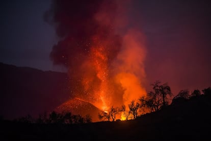 El volcán de Cumbre Vieja, visto desde Tacande, en La Palma.