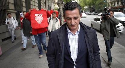 Pedro García, exdirector general de la Ràdio Televisió Valenciana, increpado por trabajadores de Canal 9 a su salida de la Audiencia Nacional, en Madrid, tras declarar como imputado en mayo de 2012.