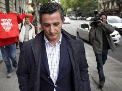  Pedro Garc&iacute;a, exdirector general de la R&agrave;dio Televisi&oacute; Valenciana, increpado por trabajadores de Canal 9 a su salida de la Audiencia Nacional, en Madrid, tras declarar como imputado en mayo de 2012.