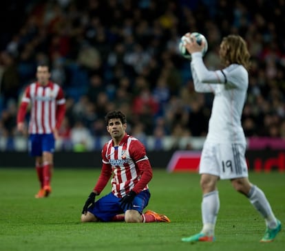Diego Costa, sobre el césped del Bernabéu.