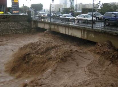 El agua desbocada en el río de Oro, ayer por la mañana.