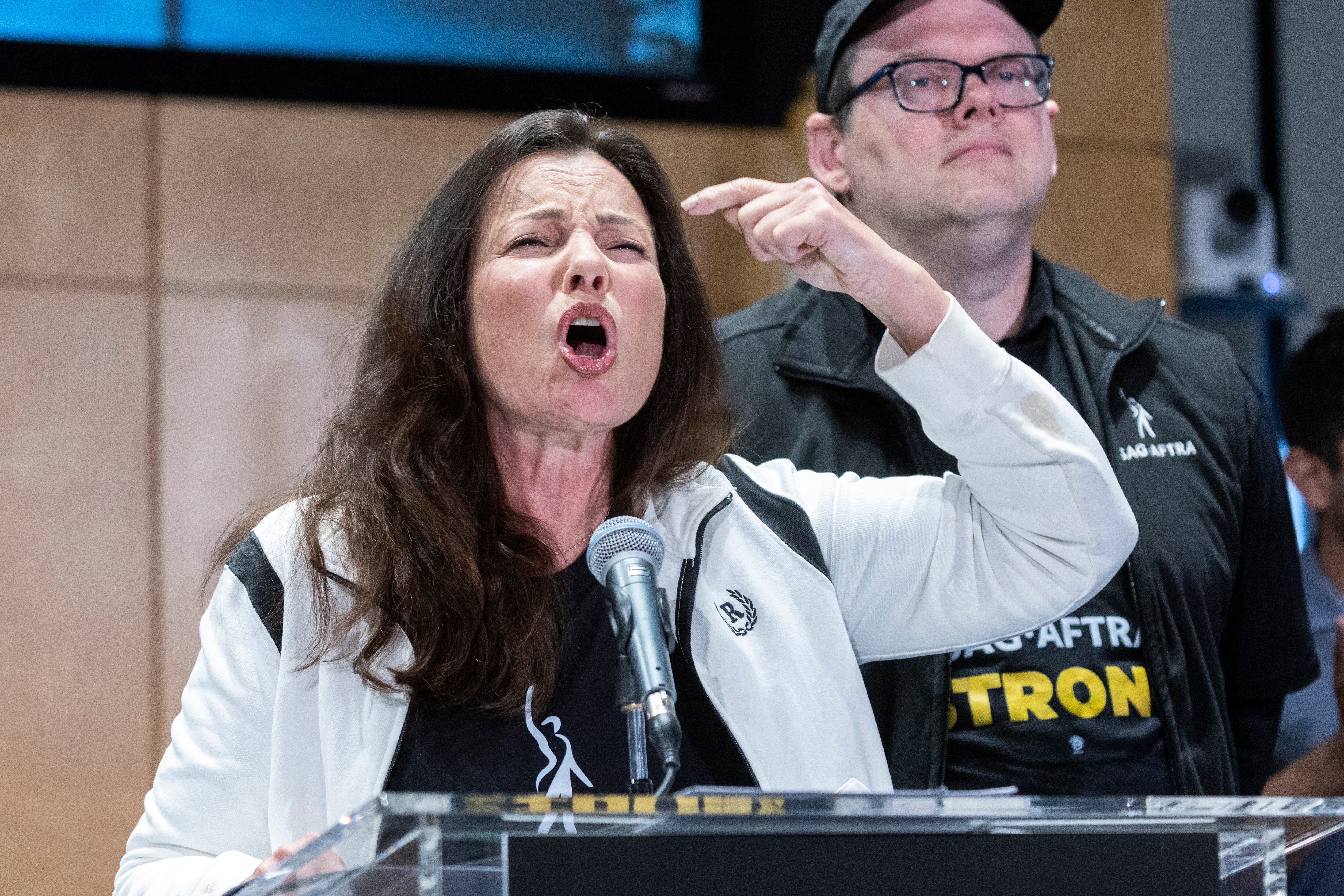 Fran Drescher, presidenta de SAG-AFTRA, habla durante el anuncio de la huelga.