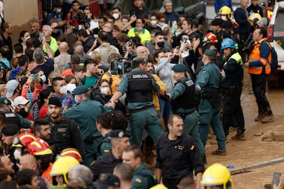 La Guardia Civil intenta calmar a los vecinos indignados, este domingo, en Paiporta. 