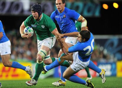 Sean O'Brien, de Irlanda, evita un placaje del italiano Orquera durante el partido de la fase de grupos del Mundial de Nueva Zelanda.