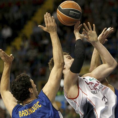 Splitter lanza a canasta ante Triguero, del Cajasol.