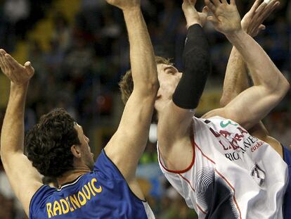 Splitter lanza a canasta ante Triguero, del Cajasol.