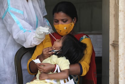 Realización de un test de covid en Nueva Delhi el 15 de abril.