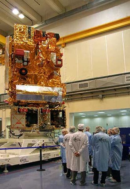 El <i>Metop 1</i> en la fábrica de Eads Astrium (Toulouse), la semana pasada.