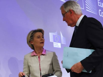 Ursula von der Leyen, presidenta de la Comisión Europea, junto a Michel Barnier, en diciembre de 2020 en Bruselas.