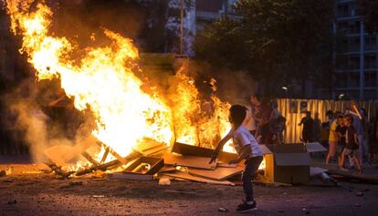 Una foguera a l'encreuament dels carrers de Borrell i Consell de Cent, a Barcelona.