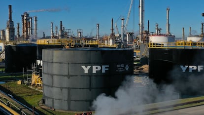 La desregulación de Milei acelera la concentración en el mercado de gas y electricidad en Argentina