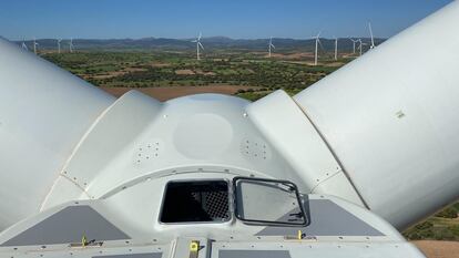 Vista del parque eólico, desde uno de los 53 aerogeneradores previstos en la comarca.