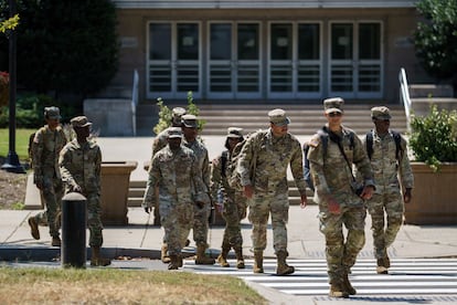Miembros de la Guardia Nacional salen de la Armería de Washington DC, este martes.