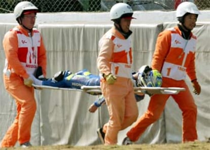 El japonés Daijiro Kato es trasladado en camilla tras su accidente, en el que, al romperse el casco, sufrió heridas gravísimas.