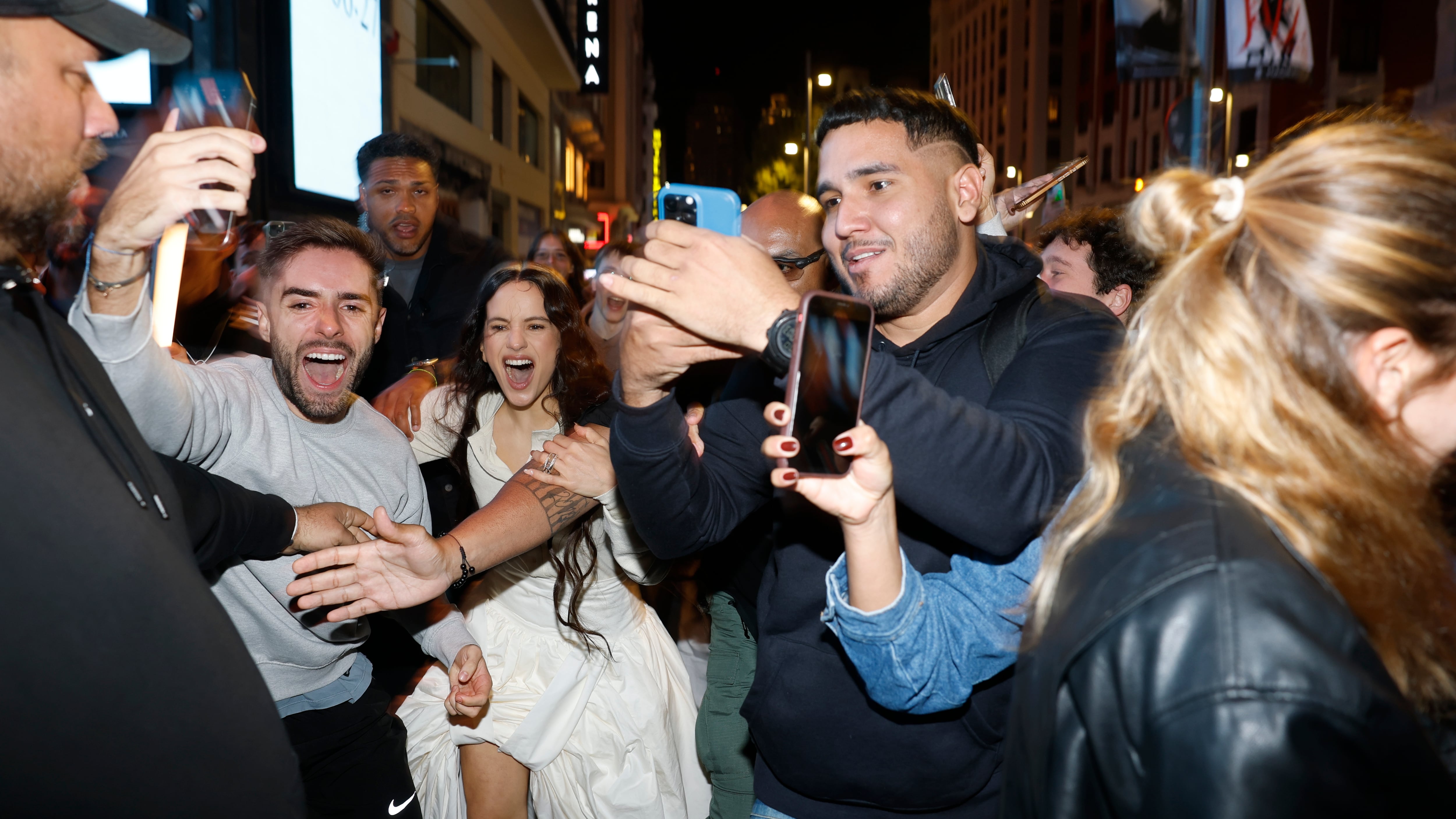 Rosalía, a su llegada a Callao en una aparición sorpresa para presentar su cuarto álbum.