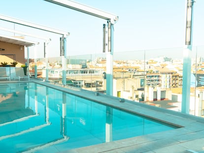 Piscina de la terraza del bar Osadía, en la calle de Gran Vía, número 14.