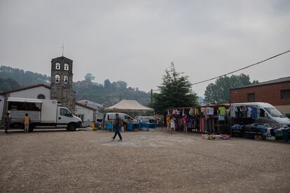 En la localidad caceñera de Nuñomoral todos los miercoles se celebra un mercadillo, que esta semana cuenta con menos de la mitad de puestos que otras veces debido al miedo por el incendio. Apenas un puesto de ropa y una charcutería ambulante despachan a la clientela. Muchos vendedores han preferido quedarse en casa por precaución, ya que el avance del fuego está siendo muy cambiante debido al viento.