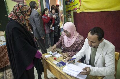 En total, 52 millones de personas están llamadas a las urnas, en dos días de votación, hoy y mañana. En la imagen, una mujer ejerce su derecho a voto en el barrio de Giza, en El Cairo (Egipto).