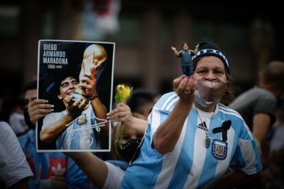 Seguidores de Diego Armando Maradona a las puertas de la Casa Rosada donde este jueves se ha abierto la capilla ardiente del astro argentino que falleció el miércoles a los 60 años.