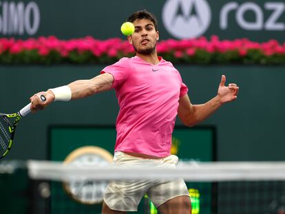 Alcaraz golpea la pelota durante el partido contra Sinner, este sábado en Indian Wells.