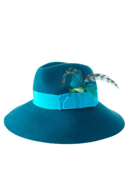 Sombrero con pluma, de Asos. Precio: 26 €