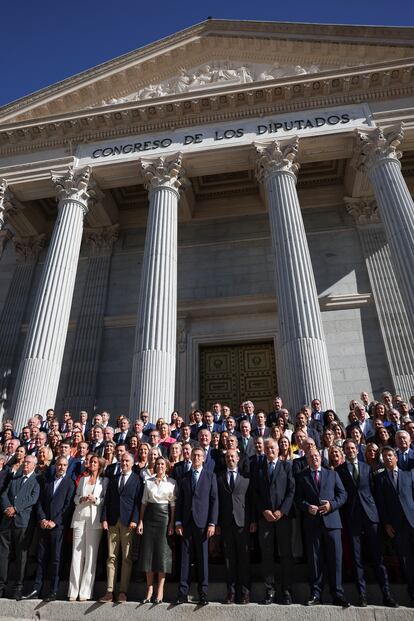 Foto de familia de los diputados populares en el exterior del Congreso, este viernes.