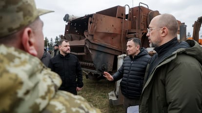 El ministro de Agricultura ucranio, Mikola Solski (centro), el pasado 23 de febrero junto al primer ministro, Denis Shmyhal (derecha).